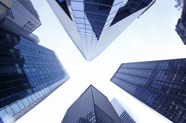New York 'ta. Yansıtıcı gökdelen ofis binaları. Büyük, modern şehir manzarasının dipteki görüntüsü. Finans Bölgesi