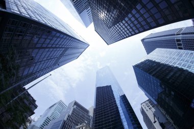 New York 'ta. Yansıtıcı gökdelen ofis binaları. Büyük, modern şehir manzarasının dipteki görüntüsü. Finans Bölgesi