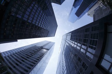 New York 'ta. Yansıtıcı gökdelen ofis binaları. Büyük, modern şehir manzarasının dipteki görüntüsü. Finans Bölgesi