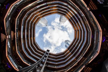 New York, ABD - 5 Ağustos 2023 Manhattan 'ın mavi gökyüzü ve gemi binasının içinden gökdelenler.