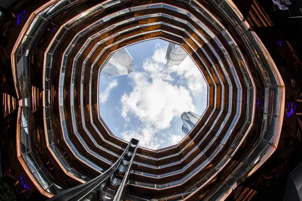 New York, ABD - 5 Ağustos 2023 Manhattan 'ın mavi gökyüzü ve gemi binasının içinden gökdelenler.