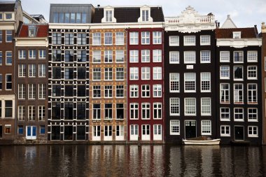 Amsterdam kanallarının panoramik manzarası ve tipik Hollandalı evleri