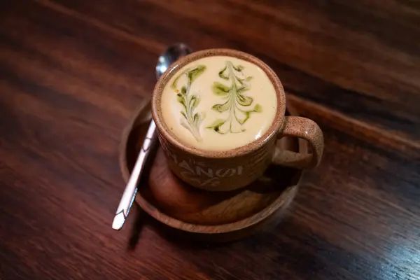 Köy odununda servis edilen lezzetli Vietnam yumurtalı kahve. Hanoi, Vietnam
