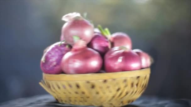 Cinematic Close Shot Bowl Onions Blurred Background Onions Wooden Basket — Stockvideo