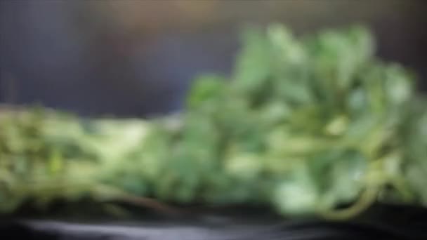 Close Blurred Shot Fenugreek Leaves Wooden Surface Bunch Fresh Green — Vídeo de Stock