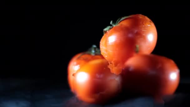 黒い木製の表面に新鮮な赤いトマトのショット シネマティックショット4K映像 — ストック動画