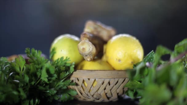 Cinematic Close Shot Fresh Lemons Ginger Coriander Some Mint Leaves — стоковое видео