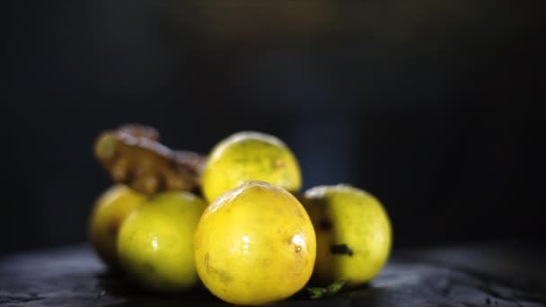 Cinematic Close Shot Fresh Lemons Ginger Black Colored Shiny Wooden — Videoclip de stoc