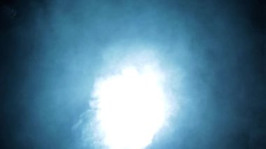 İçinde dramatik ışık ve duman elementleri olan film tarzı görüntüler çeken bir adamın görüntüsü. Kullanımı kolay.