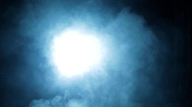 Filmlerdeki gibi uzun saçlı, paltolu bir adam sisli ve dramatik bir ışıkla gelip çekim yapıyor..