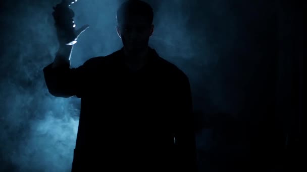 Detailní Záběr Muže Jak Dramatickém Světle Dává Pistoli Rameno — Stock video