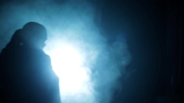 煙と創造的な照明で 暗い空のスタイルで来ると撮影の女性のショット — ストック動画