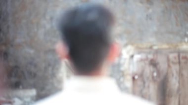 Mutlu, genç bir erkeğin kameraya dönüp gülümsemesi. HD görüntüler 24 fp..