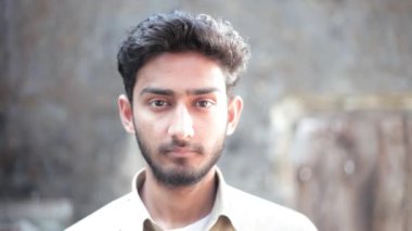 Genç bir erkek model geç kalkıyor ve gözünü ovalıyor, HD görüntüler 24 fps. Genç bir delikanlı uyanıyor ve gözlerini ovalıyor. Yorgun adam gözlerini ovuşturuyor..