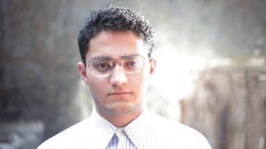 Şirket gömleği giymiş genç bir çalışanın kafa sallama ifadesi takınması, HD görüntüler..