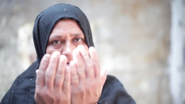 Porträtt Muslimsk Kvinna Som Gör Dua Till Allah Swt Film — Stockvideo