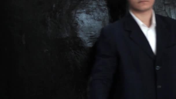 Ein Junger Geschäftsmann Blauen Anzug Der Seine Handfläche Zeigt Und — Stockvideo