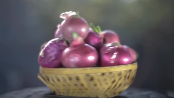 Cinematic Close Shot Bowl Onions Blurred Background Onions Wooden Basket — стоковое видео