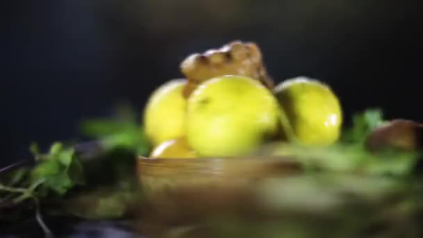 Cinematic Close Shot Fresh Lemons Ginger Coriander Some Mint Leaves — Stockvideo