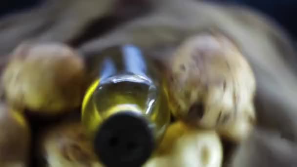 Shot Hand Putting Some Raw Fresh Washed Potatoes Gunny Bag — Vídeo de Stock