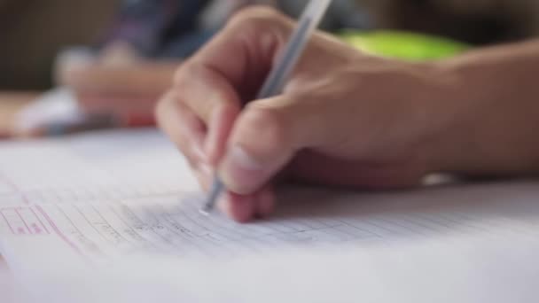 Shot Human Hand Schrijven Een Stuk Papier Met Een Zwart — Stockvideo