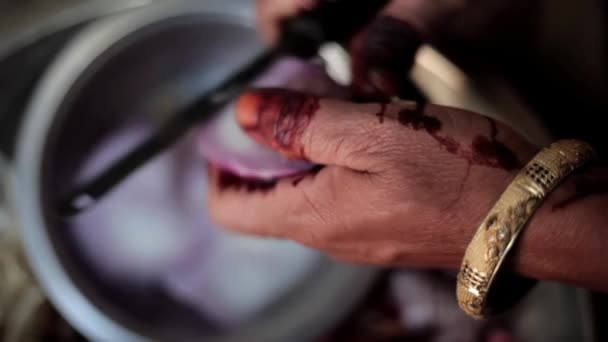 Ręce Indyjskiej Gospodyni Domowej Bransoletkami Mehndi Nałożone Dłoń Krojące Cebulę — Wideo stockowe