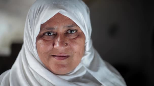 Portrait Shot Muslim Woman Traditional Hijab Muslim Woman White Colored — Stock video