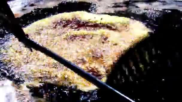 新鮮なマルプアやプアを作る男のショット 熱い油でそれらをフライパン ラマダーン月2023の概念 — ストック動画