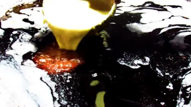 Застрелен Человек Делающий Свежую Мальпуа Пуа Жарящий Горячем Масле Рукотворный — стоковое видео
