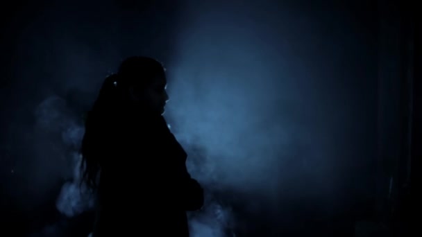 Tiro Gangster Fêmea Com Tiro Arma Escuro Tiro Cinematográfico Com — Vídeo de Stock
