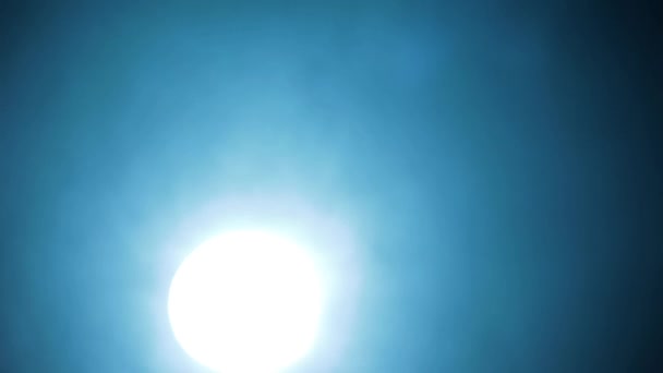 Постріл Жінки Гангстера Стріляниною Темряві Кінематографічний Постріл Димом Драматичним Світлом — стокове відео