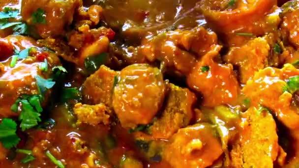 拍摄新鲜准备的Fish Dhokla或Fish Dhokra印度菜类似炖菜与所有的蔬菜和鱼块 Hd镜头 — 图库视频影像