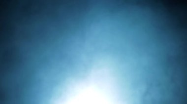 Uzun montlu, yüzünde biraz kanla ışığın önünde duran, dumanlı bir adamın sinematik görüntüsü. HD görüntüleri 24FPS.