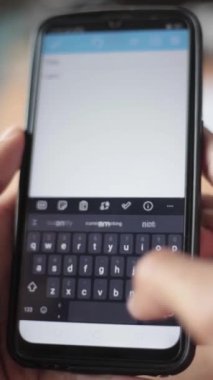 Cep telefonunda I AM Legend yazarken yakın çekim görüntüsü.