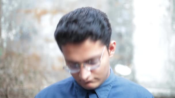 Retrato Hombre Joven Con Gafas Que Lucen Cansadas Tratando Lucir — Vídeos de Stock