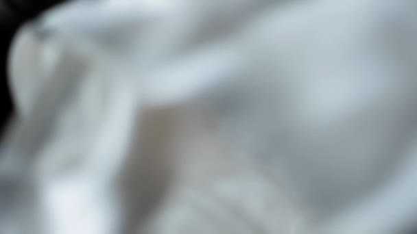 Крупним Планом Молодий Чоловік Чорному Костюмі Біла Сорочка Розмитому Фоні — стокове відео