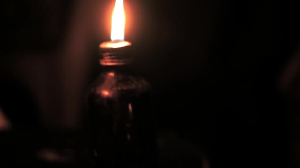 灯油の入ったボトルで構成された古い種類のトーチを照明する手の映画撮影 Hd映像 — ストック動画