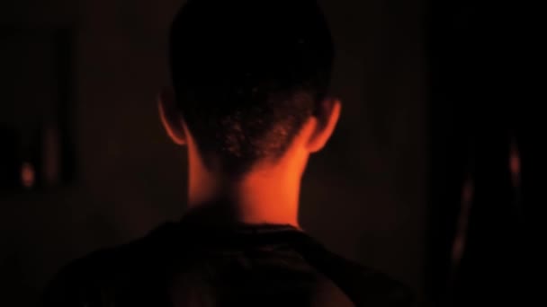 Застрелен Мальчиком Уникальным Факелом Руках Идущим Темноте — стоковое видео