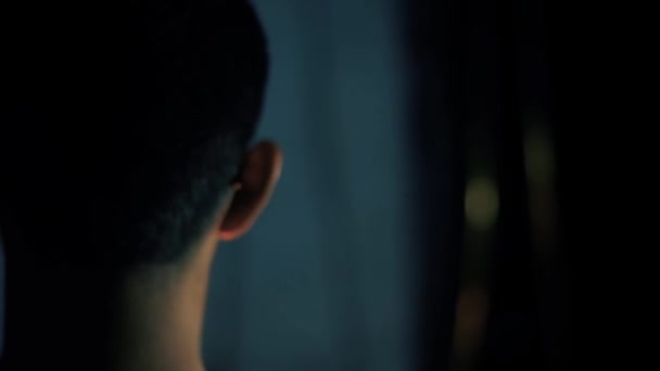 Nærbillede Dreng Med Flammefakkel Hånden Der Går Mørket Med Noget – Stock-video