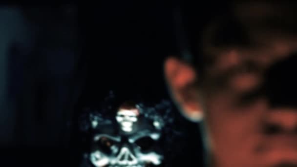 Крупный План Мальчика Факелом Руке Идущего Темноте Подозрительной Вещью Заднем — стоковое видео