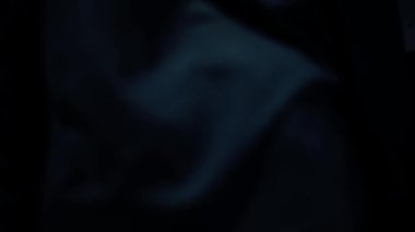 Bir adamın başka bir adamın (rehine) yüzünü bir sandalyeye bağlayıp, karanlık, dramatik bir ışıkla ortaya çıkarması. Hd görüntüleri.