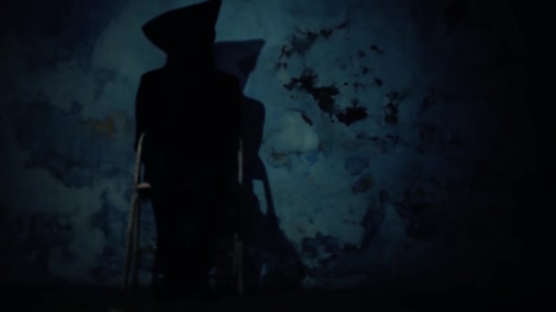 电影拍摄的是一个男人坐在椅子上 脸上蒙着黑色的布 双手被绑着 黑暗的戏剧性的光Hd Footage — 图库视频影像