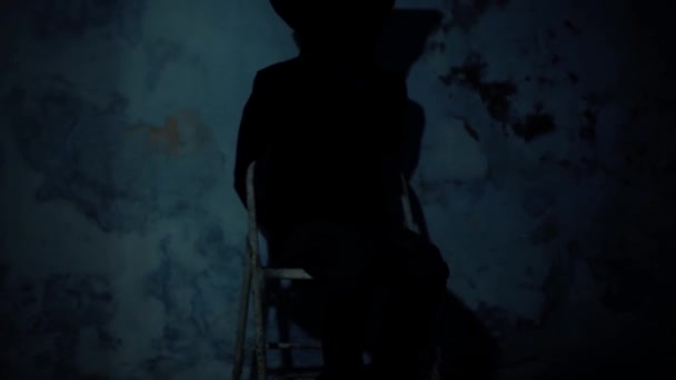 Sandalyede Oturan Bir Adamın Sinematik Görüntüsü Yüzü Siyah Bir Bezle — Stok video