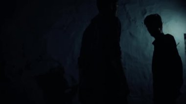 İki gencin birbiriyle kavga edip yumruklaşması, HD görüntüler. Sinematik ışıklandırma.