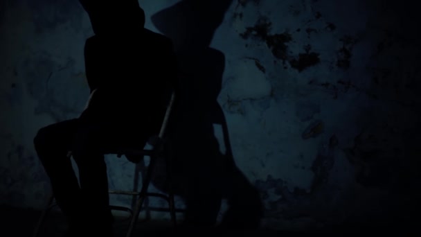 Fotografía Cinematográfica Hombre Sentado Una Silla Con Paño Color Negro — Vídeos de Stock