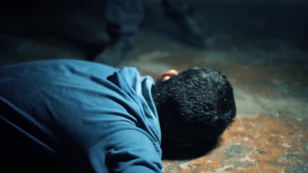 Yerde Yatan Yaralı Bir Adamın Üst Sahnesinde Sinematik Işıklandırma Görüntüleri — Stok video