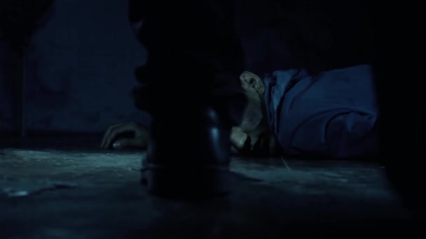 Tiro Homem Ferido Deitado Chão Com Outra Pessoa Com Raiva — Vídeo de Stock