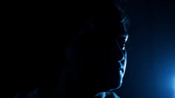 Кінематографічний Знімок Жінки Сидить Стільці Світлом Половині Обличчя Драматичним Світлом — стокове відео