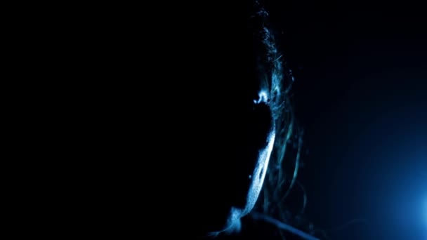 Imagini Cinematografice Femeie Așezată Scaun Lumină Jumătate Din Față Lumină — Videoclip de stoc