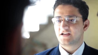 İki kızgın iş adamı bir anlaşmazlık yüzünden birbirleriyle tartışıyor. İş yerinde kavga etmek ve kaybımız için birbirimizi suçlamak. HD görüntüler.